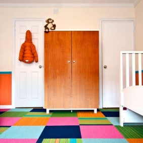 ריבועים צבעוניים על השטיח