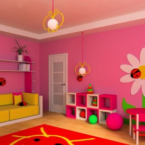 Murs roses dans une chambre d'enfant