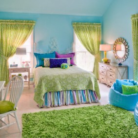 Mavi duvarlı yatak odasında yeşil halı