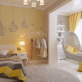Bir kız için bir odanın katta sarı yastık