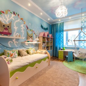 Çocuk yatak odasında dubleks tavan