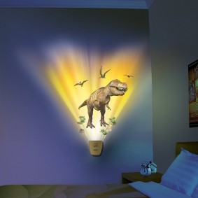 הקרנת דינוזאור על קיר חדר שינה לילדים