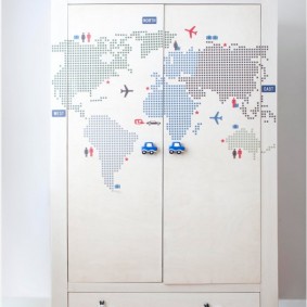 Carte du monde sur la façade d'une armoire pour enfants