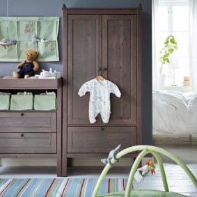 Meubles en bois dans une chambre de bébé