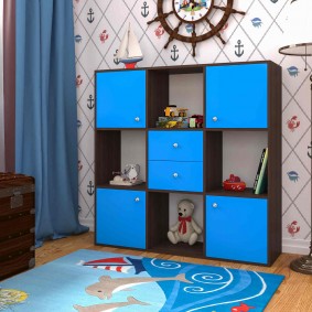 מתלה עם חזיתות כחולות בחדרו של ילד