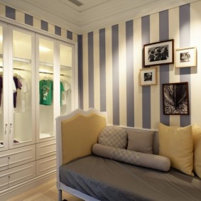 Striped wallpaper in a small room