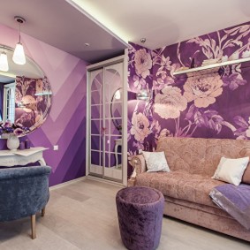 Tapet violet în camera de apartament
