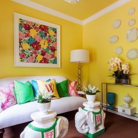 جدران مطلية بألوان زاهية في غرفة معيشة صغيرة