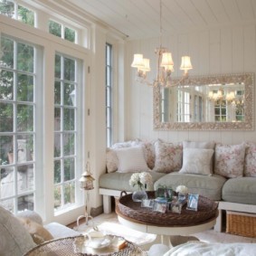 Özel bir evde bir kanepe üzerinde güzel bir çerçeve içinde ayna
