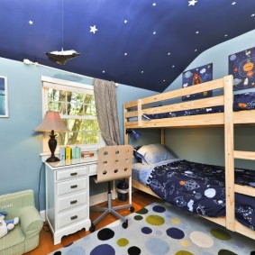 תקרה כחולה בחדר השינה של הילדים