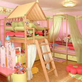 מיטת חופה בפינת חדר הילדים