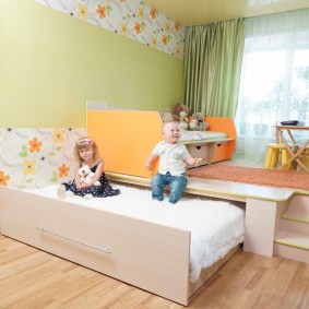 מיטה נשלפת על במת החדרים של הילדים