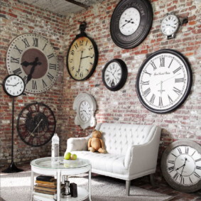 Bir tuğla duvar vintage saatler topluluğu