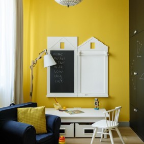 Yazı tahtası sarı bir duvar