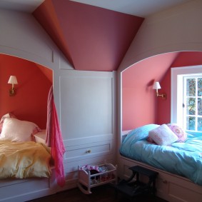 קירות ורודים בחדר השינה של הבנות