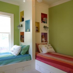 קירות ירוקים בחדר השינה של הילדים