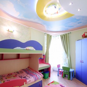 Küçük bir çocuk odasında mavi dolap
