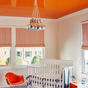 سقف برتقالي في غرفة حديثي الولادة