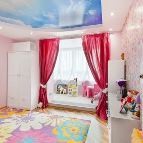 Papier peint rose dans la chambre d'une fille