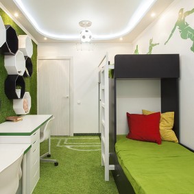 Bir çocuk için yeşil bir yatakta iki yastık