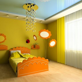 سرير للأطفال مع الألواح الأمامية البرتقالية