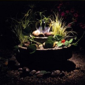 Fontaine de jardin avec éclairage décoratif