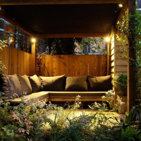 Éclairage de terrasse avec canapé confortable