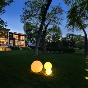 Lampes en forme de boule sur la pelouse anglaise