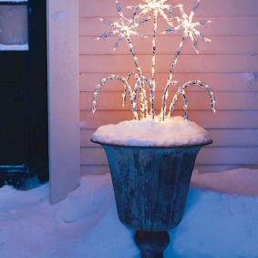 Lampe en forme de feu d'artifice dans un pot de jardin