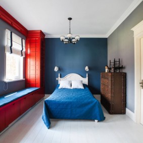 Bir çocuğun yatak odasında mavi duvar