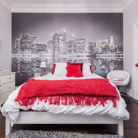 Couvre-lit rouge sur un lit blanc