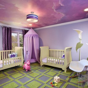 מיטת תינוק בחדר בבית פרטי