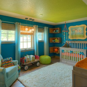 Plafond vert dans une chambre d'enfant