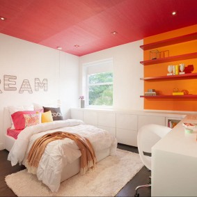Plafond rouge dans une pièce aux murs blancs