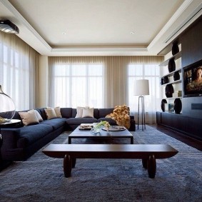 Sofa rộng rãi trong góc phòng khách