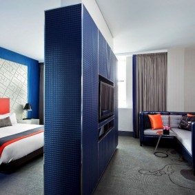 Yatak odası ve oturma odası arasında mavi dolap