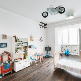 Chambre d'enfants moderne avec balcon