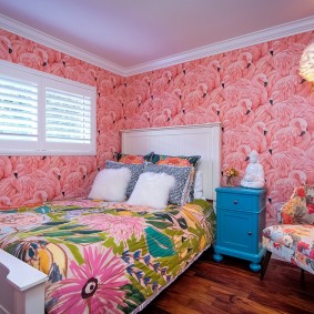Özel bir evin yatak odasında pembe duvar kağıdı