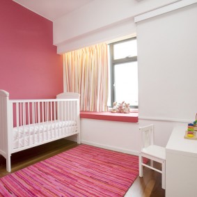 Chambre rose et blanche minimaliste