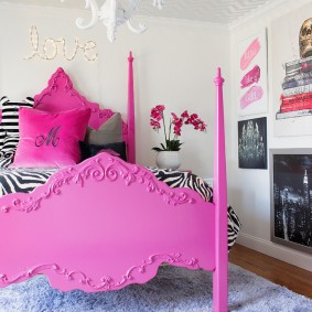 السرير الوردي لفتاة في سن المراهقة