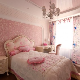 Chambre rose dans un style vintage