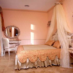 Textile beige dans une chambre rose