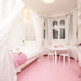 Plancher rose dans une petite chambre