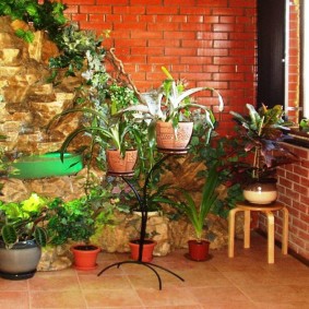Loggia en brique avec plantes d'intérieur