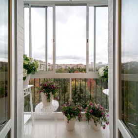 Çiçekli balkonda açık kapılar