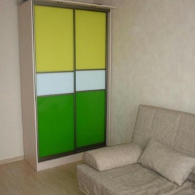 Sarı-yeşil dolap kapıları