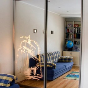 Reflet d'un canapé bleu dans les portes des armoires en miroir