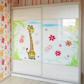 Autocollant avec girafe sur la porte de l'armoire