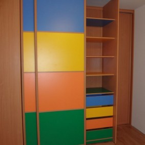 Inserts multicolores sur les portes des armoires