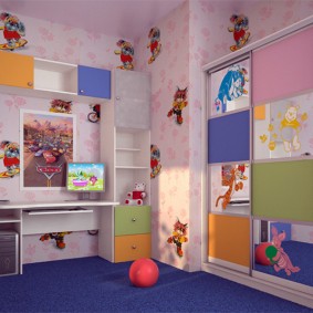 Çocuk odasında mavi halı